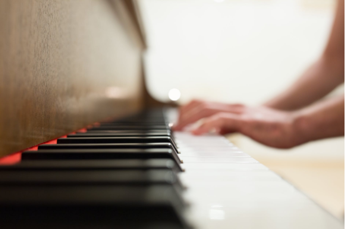 hands on piano