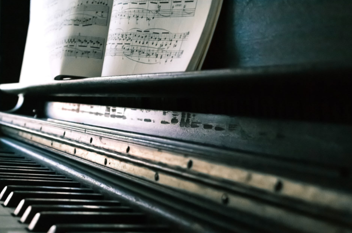 piano and music notes
